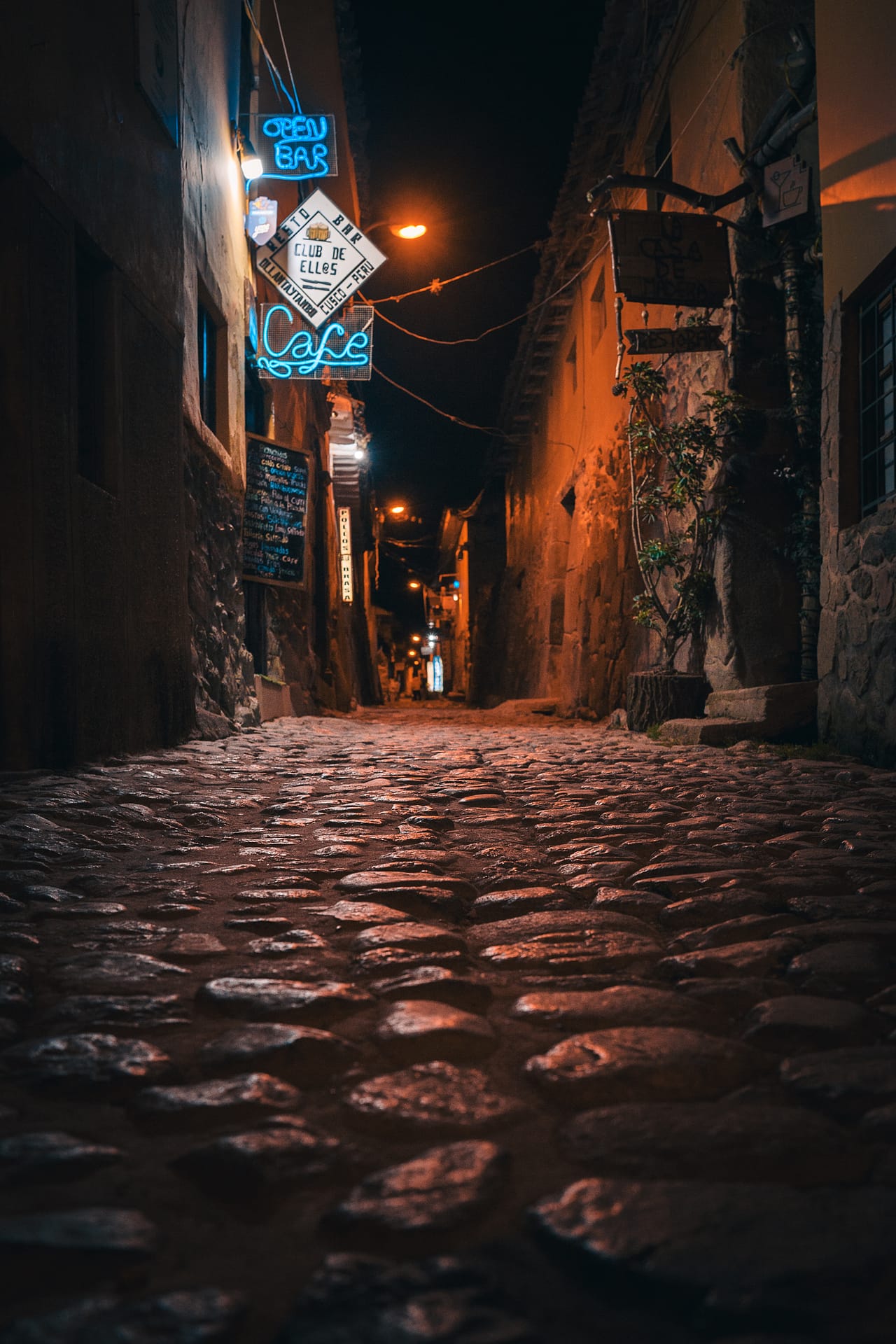 Ollantaytambo peru bar night life Inca ruins